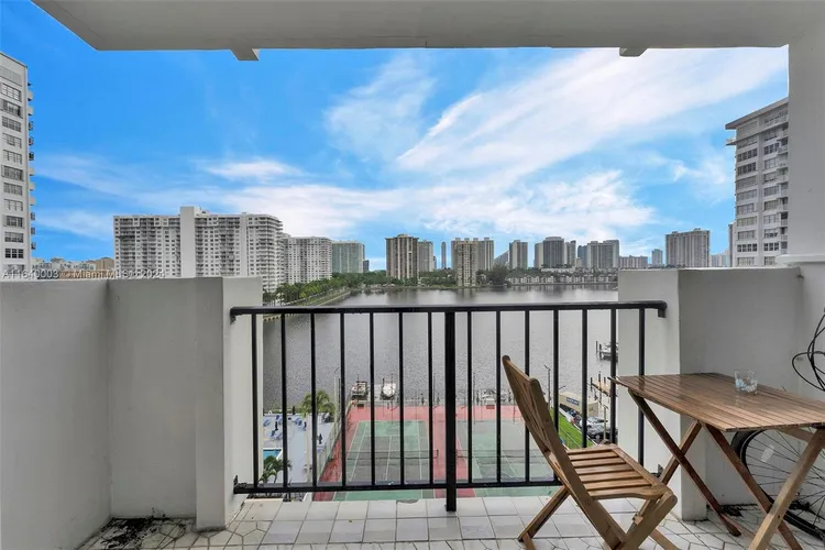 Commodore Plaza - Tower #910 image #16