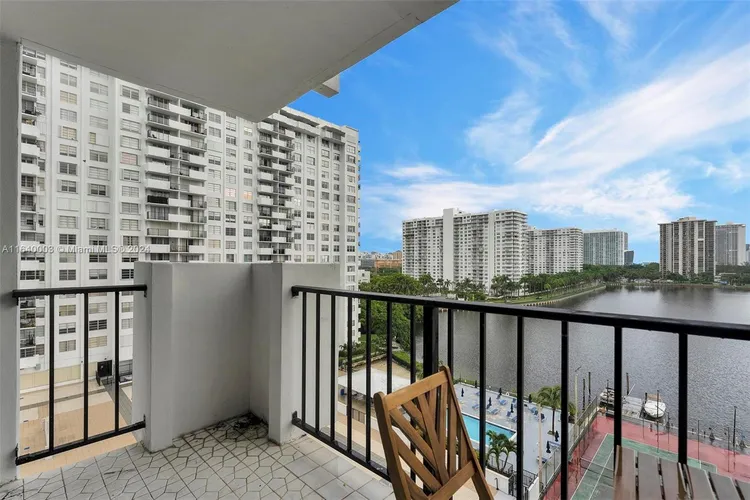 Commodore Plaza - Tower #910 image #17