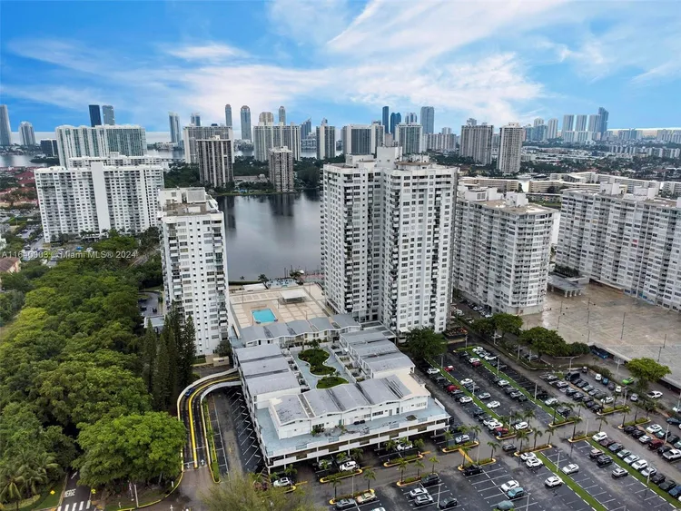 Commodore Plaza - Tower #910 image #19