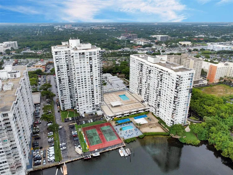 Commodore Plaza - Tower #910 image #20