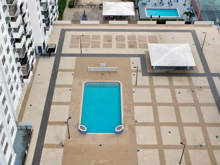 Commodore Plaza - Tower #910 image #21