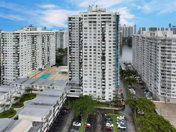 Commodore Plaza - Tower #910 image #22