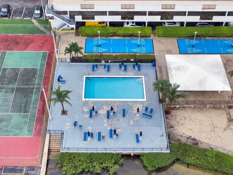 Commodore Plaza - Tower #910 image #23