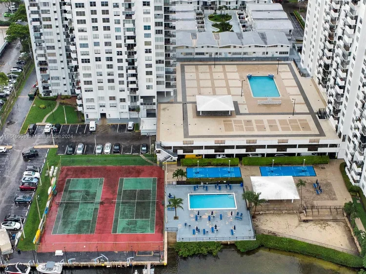 Commodore Plaza - Tower #910 image #24