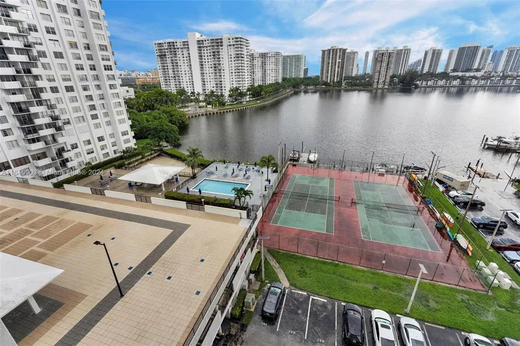 Commodore Plaza - Tower #910 image #26