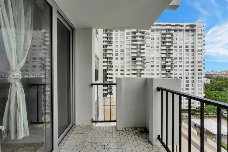 Commodore Plaza - Tower #910 image #27