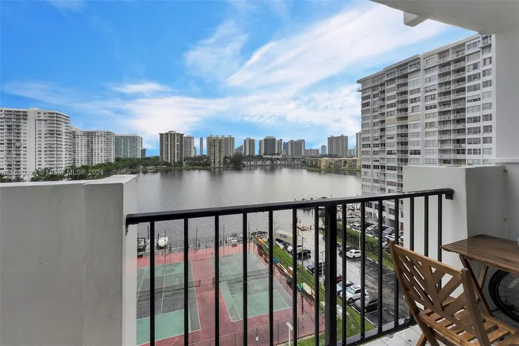 Commodore Plaza - Tower #910 image #28