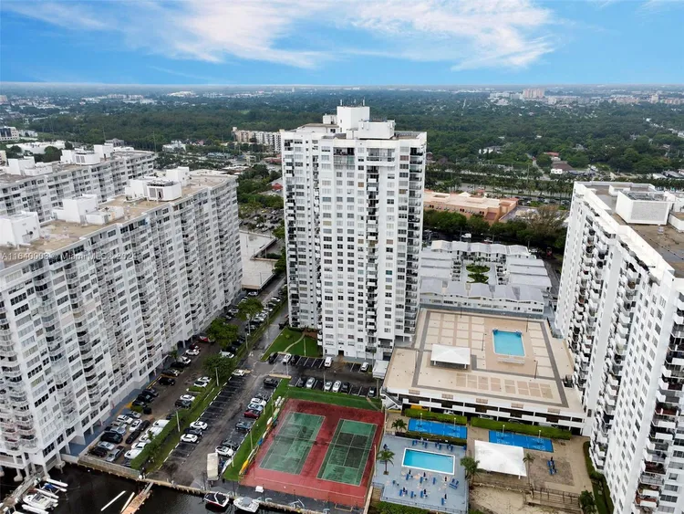 Commodore Plaza - Tower #910 image #29