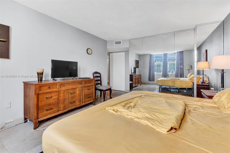 Commodore Plaza - Tower #910 image #6