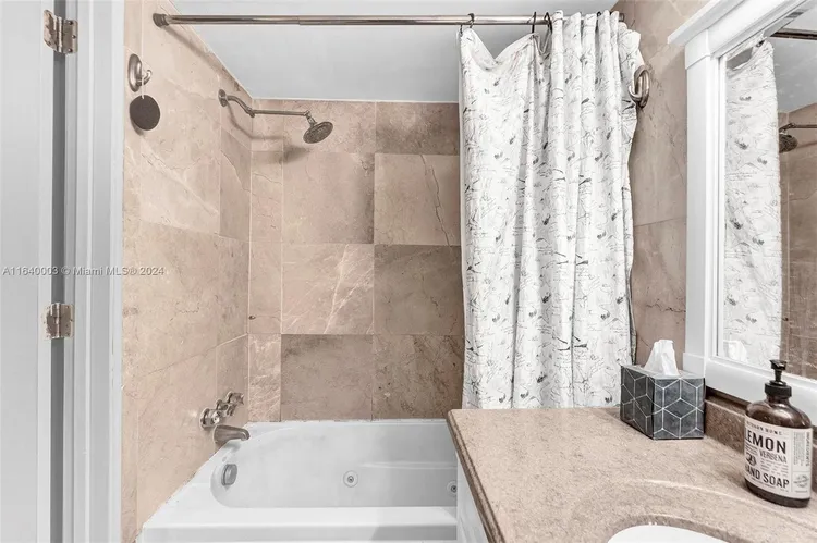 Commodore Plaza - Tower #910 image #8