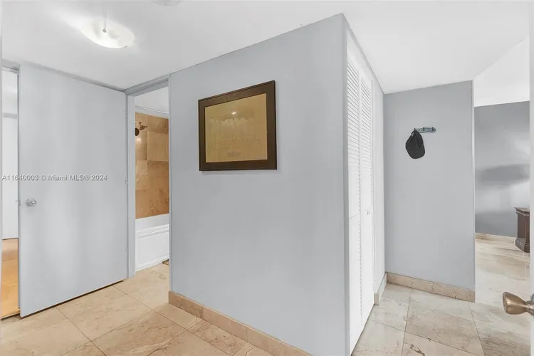 Commodore Plaza - Tower #910 image #9