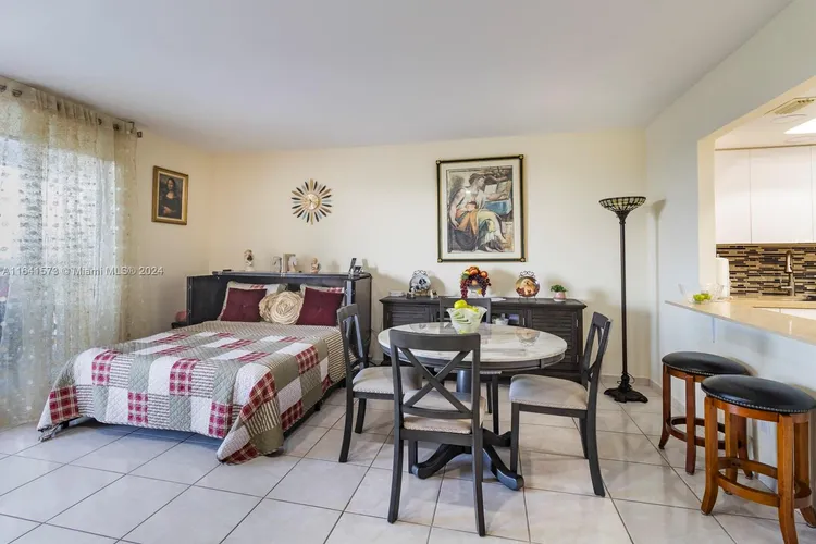 Carriage House #1129 image #10