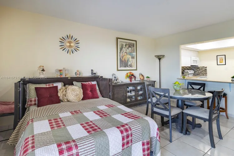 Carriage House #1129 image #13