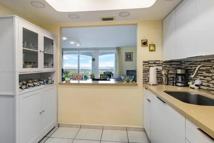 Carriage House #1129 image #8