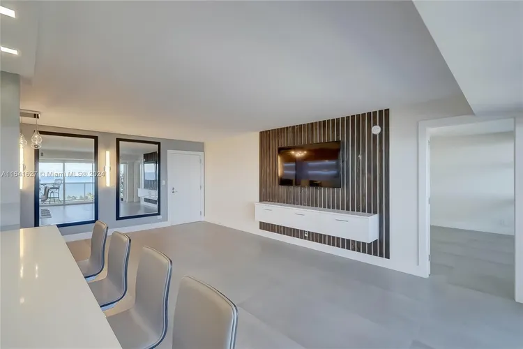 Vantage View #1704 image #12