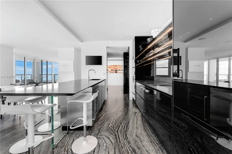 La Tour #1903 image #24