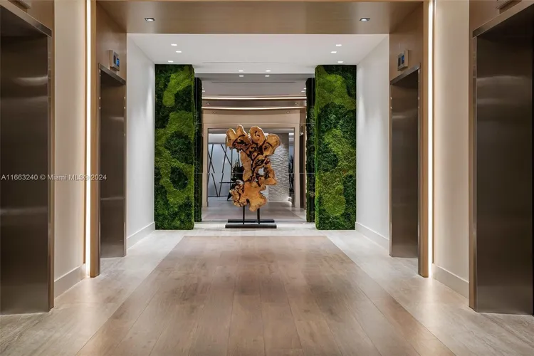 Roney Palace #537 image #21