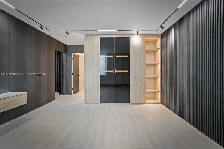 Roney Palace #537 image #8