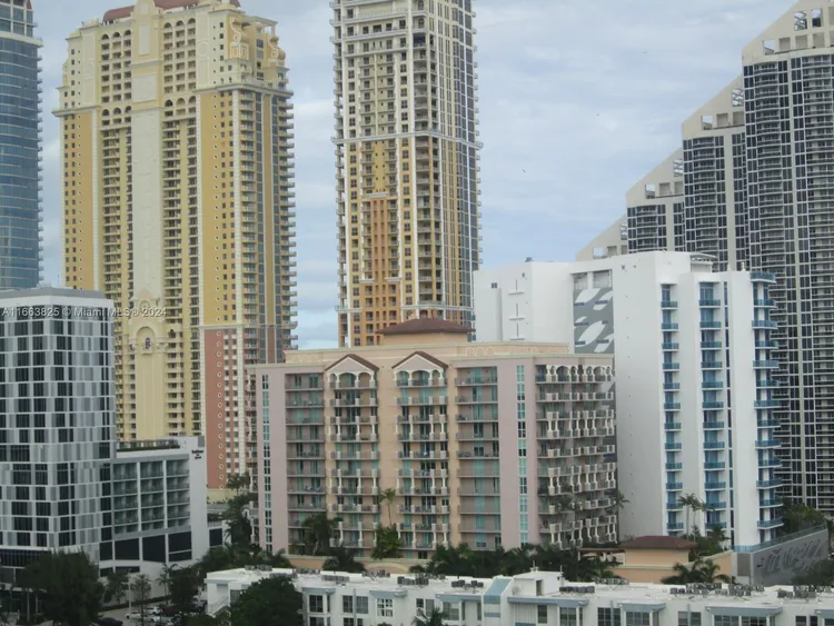 Winston Towers #1618 image #6