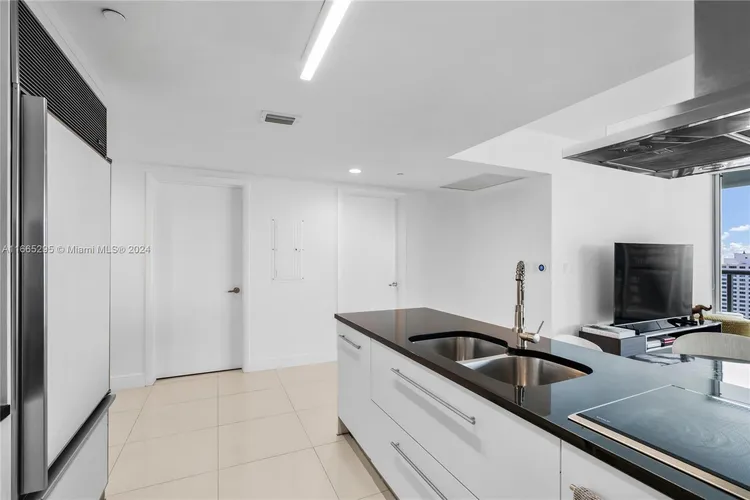 Icon Brickell II #2011 image #12