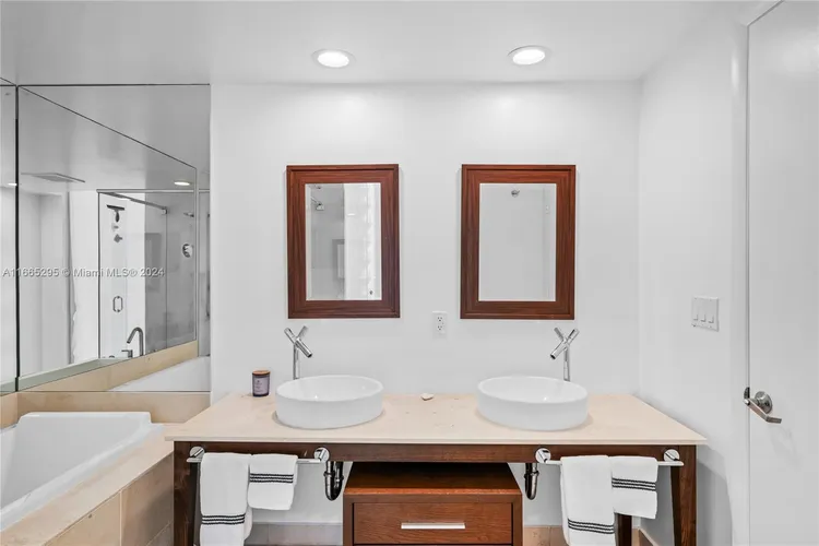 Icon Brickell II #2011 image #21