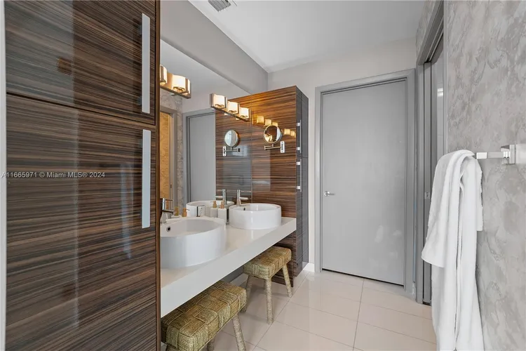 Paramount Bay #4102 image #11