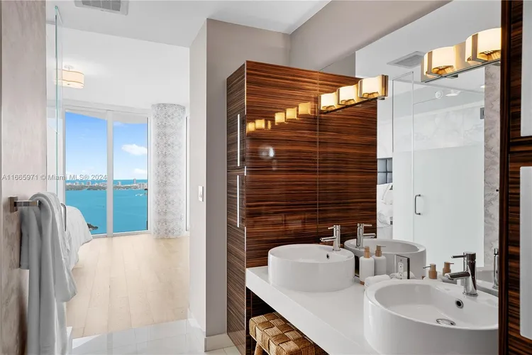 Paramount Bay #4102 image #9