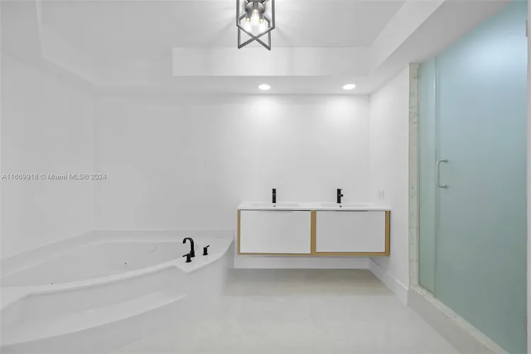 Hamptons West #1511 image #11