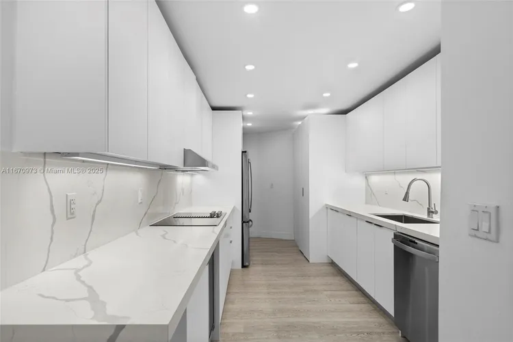 Towers of Key Biscayne #E105 image #13