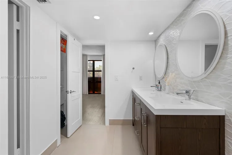 Towers of Key Biscayne #E105 image #18