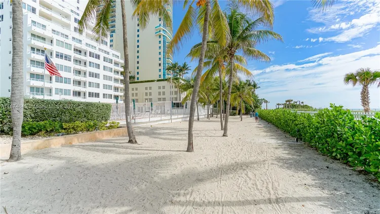 Carriage Club North #922 image #14