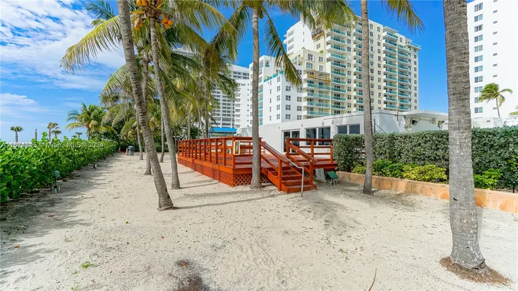 Carriage Club North #922 image #15