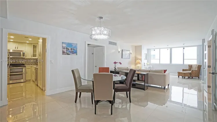 Carriage Club North #922 image #6