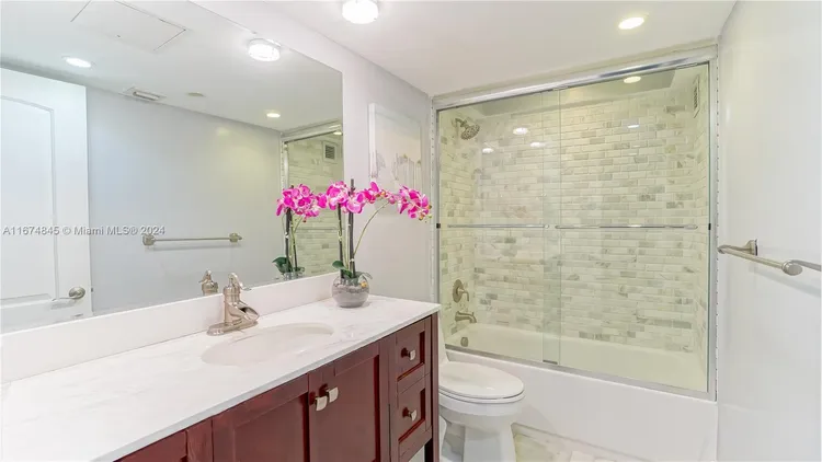 Carriage Club North #922 image #9