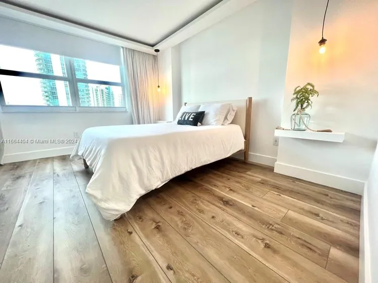 The Mark #1709 image #15