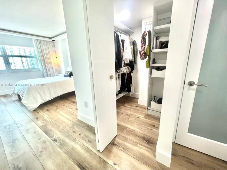 The Mark #1709 image #17