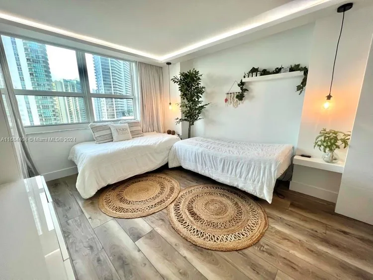 The Mark #1709 image #21