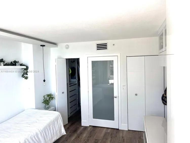 The Mark #1709 image #22