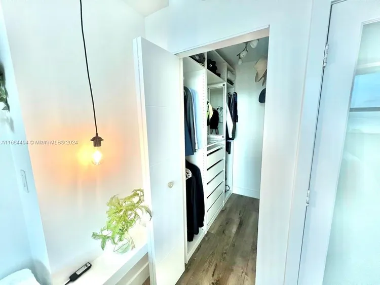 The Mark #1709 image #25