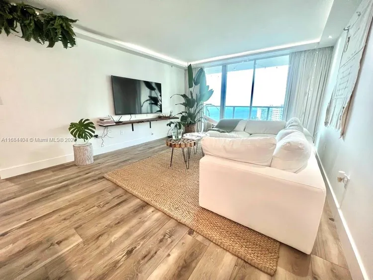 The Mark #1709 image #9