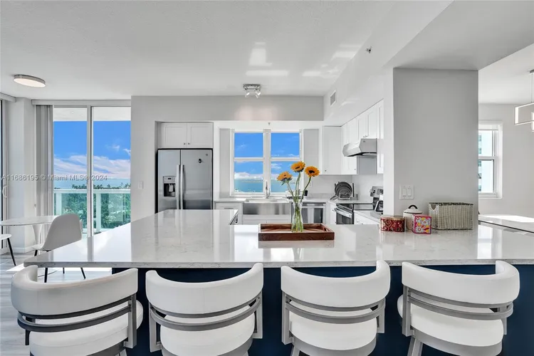 360 Condo #1113 image #19