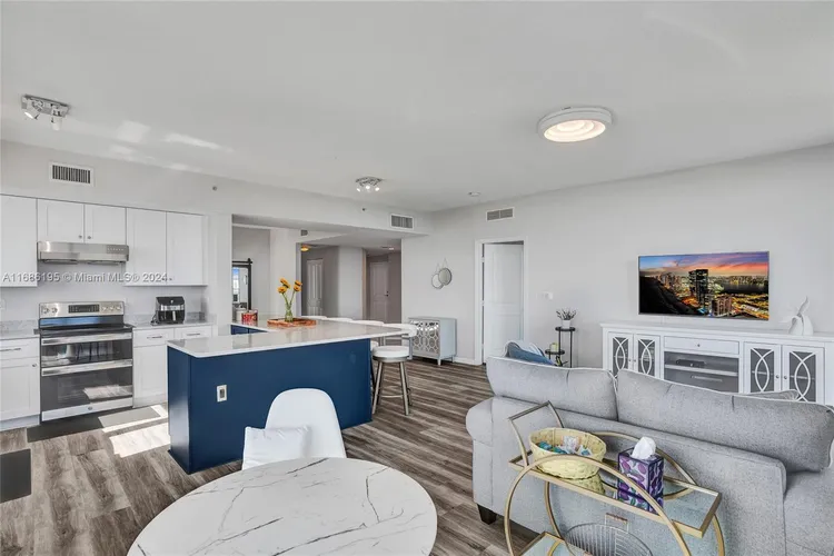 360 Condo #1113 image #21