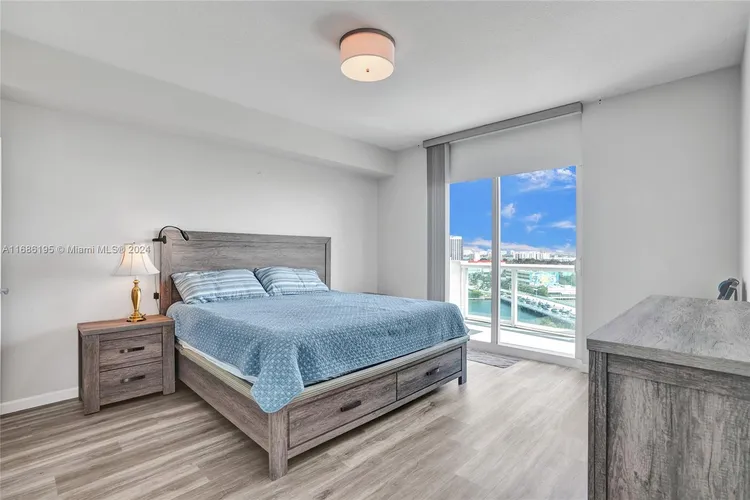 360 Condo #1113 image #24