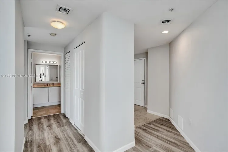 360 Condo #1113 image #32