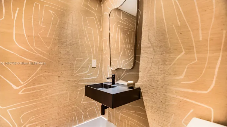 One Paraiso #4704 image #23