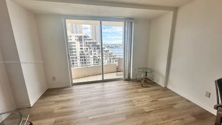 Isola #2107 image #10