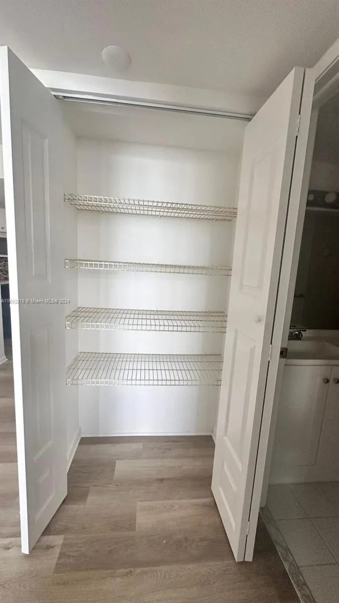 Isola #2107 image #8