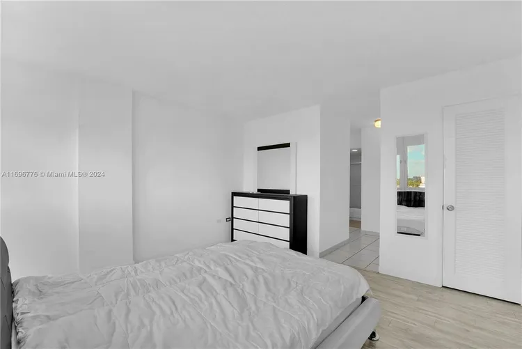 Burleigh House #623 image #9