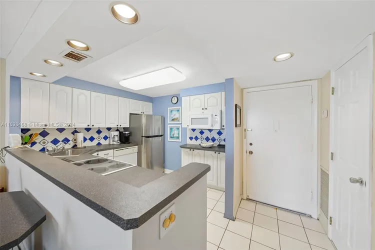 Imperial Towers #1033 image #16