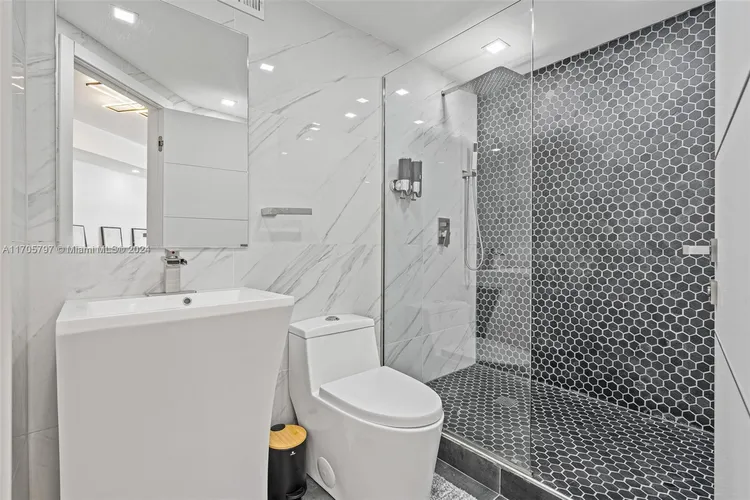 Four Ambassadors #705 image #10